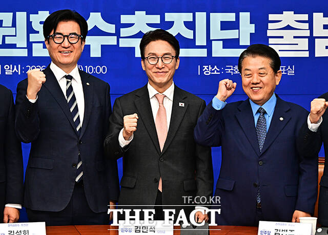 김민석 더불어민주당 대표(가운데)가 22일 오전 서울 여의도 국회에서 열린 전작권환수추진단 출범식에 참석해 기념사진 촬영을 하고 있다. /국회=배정한 기자