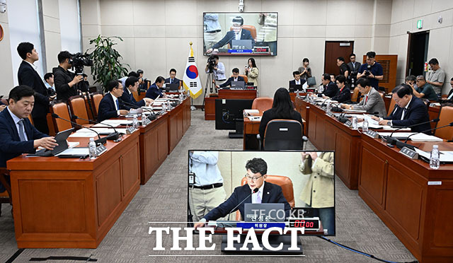 오는 10월 있을 국정감사에서도 한화의 KAI 지분 확대를 둘러싼 논의가 이어질 전망이다. 사진은 진성준 국방위원장이 의사봉을 두드리며 회의를 주재하는 모습. /서예원 기자