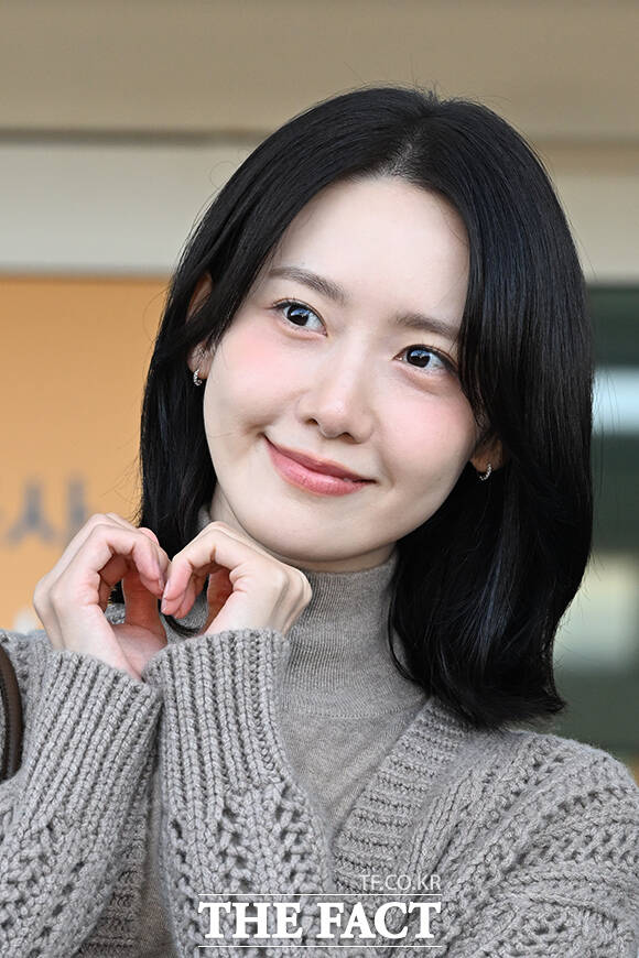 배우 임윤아가 22일 오전 밀란 패션위크 참석을 위해 인천국제공항에 도착해 이탈리아 밀라노 출국하고 있다. /인천국제공항=김성렬 기자