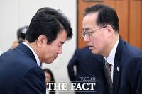 문진석 의원과 대화 나누는 이형일 부총리 [포토]