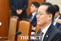  옅은 미소 보이는 이형일 경제부총리 [포토]