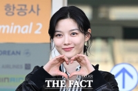 생일에 출국길 오르는 김유정 '하트 받으세요~' [TF사진관]