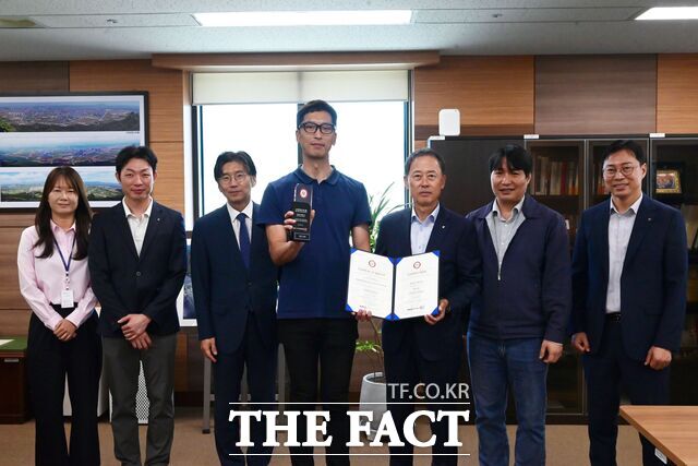 충남도개발공사가 2년 연속 노사관계 우수기업 인증패를 받고 노사화합 간담회를 개최한 후 기념 촬영을 하고 있다. /충남개발공사