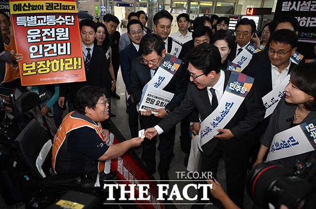 용산역 찾아 추석 귀성객들에게 인사하는 더불어민주당 김민석 대표(왼쪽)와 한병도 원내대표 및 지도부들.