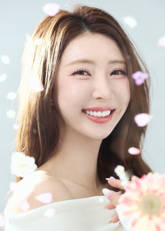 걸그룹 퀸비즈 출신 가수 주하가 신곡 '또또또'로 새로운 음악적 도전에 나선다. 이번 신곡 '또또또'는 중독성 강한 멜로디와 재치 넘치는 가사가 어우러져 한 번 들으면 자연스럽게 따라 부르게 되는 것이 특징이다. /감동이엔티