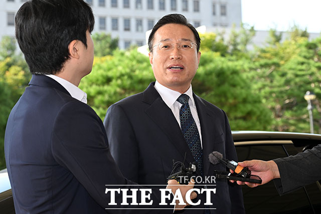 이정현 검찰총장 직무대행이 23일 오전 서울 서초구 대검찰청에 출근하며 취재진의 질문에 답변하고 있다. /서예원 기자