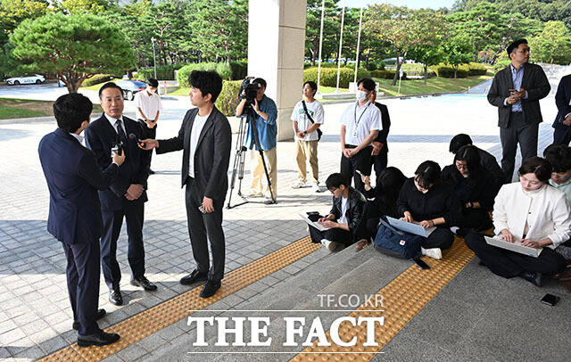 이정현 검찰총장 직무대행이 23일 오전 서울 서초구 대검찰청에 출근하며 취재진의 질문에 답변하고 있다. /서예원 기자