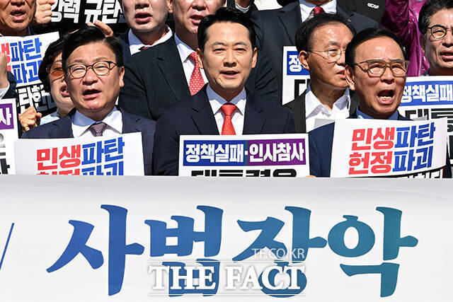 국민의힘 정점식 원내대표와 장동혁 대표, 박덕흠 국회부의장(왼쪽부터)이 지난 22일 오전 서울 여의도 국회 앞 계단에서 열린 이재명 정권 실정 대국민 보고대회에 참석해 구호를 외치고 있다. /남용희 기자