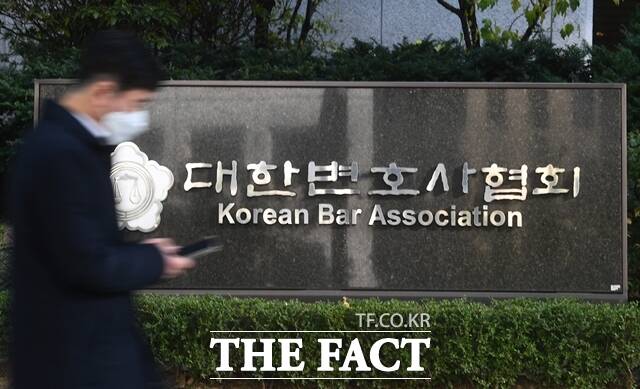 피고인과 범죄 피해자의 법률조력을 담당하는 국선변호사들이 과도한 사건 부담과 낮은 보수, 지급 지연 등으로 어려움을 겪고 있다. /더팩트 DB