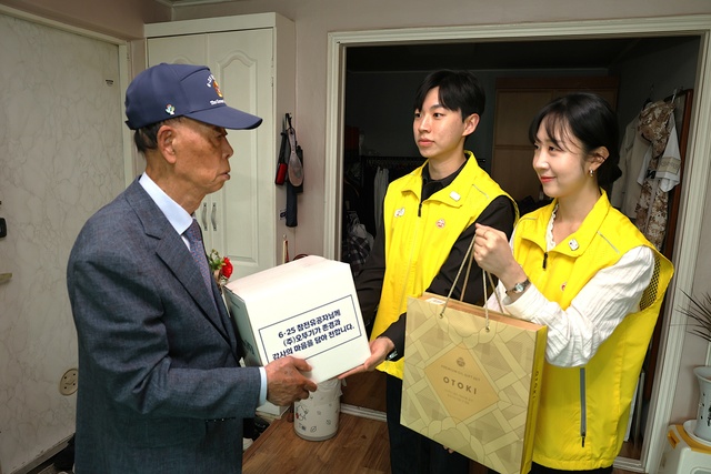 오뚜기가 추석을 맞아 6·25 참전유공자와 유족에게 간편식 4종 등 후원 물품을 전달했다. /오뚜기