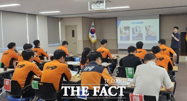 담양군이 담양소방서를 방문해 심리지원 프로그램을 진행하고 있다. /담양군