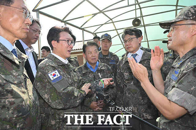 김포 공군부대 방문해 군 장병 격려한 김민석 더불어민주당 대표(앞줄 가운데). /김포=국회사진기자단