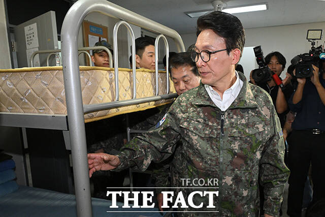 김포 공군부대 방문해 군 장병 격려한 김민석 더불어민주당 대표(앞줄 가운데). /김포=국회사진기자단