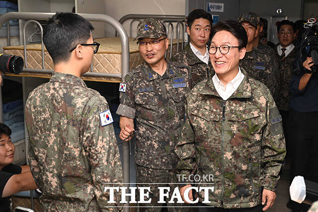 김포 공군부대 방문해 군 장병 격려한 김민석 더불어민주당 대표(앞줄 가운데). /김포=국회사진기자단
