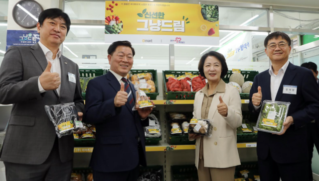 이마트는 경기도, 경기도사회복지협의회와 함께 취약계층의 건강한 식생활을 돕는 '신선한 그냥드림' 사업을 지원한다. /이마트