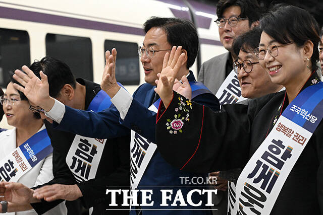 귀성객들에게 인사하는 조국혁신당 신장식 대표와 김준형 원내대표 등 의원들.