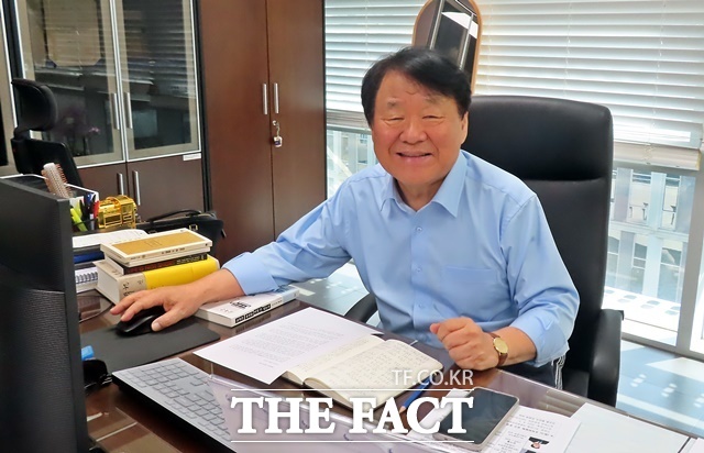 염홍철 조직위원장이 집무실에서 업무를 보고 있다. /김형중 기자