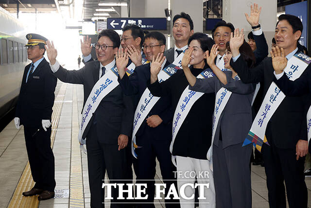 더불어민주당 김민석 대표와 한병도 원내대표(앞줄 왼쪽 두 번째부터)를 비롯한 최고위원들이 23일 오전 서울 용산구 용산역에서 열차에 탑승한 시민들에게 추석 명절 귀성 인사를 하고 있다. /남용희 기자