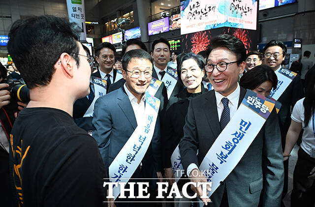 용산역 찾아 추석 귀성객들에게 인사하는 더불어민주당 김민석 대표(왼쪽)와 한병도 원내대표 및 지도부들.