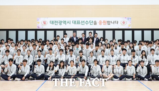 23일 대전체고 다목적강당서 열린 제107회 전국체전 대전체고 선수단 결단식에 오석진 대전시교육감과 출전 선수들이 함께 기념 촬영을 하고 있다. /대전시교육청