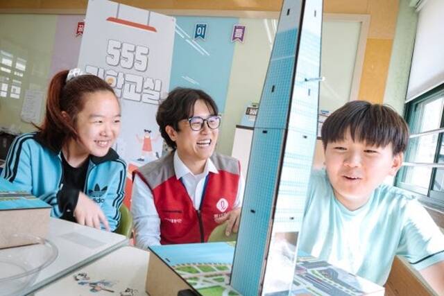 지난 21일 서울당산초등학교에서 진행된 롯데물산 '555 과학교실'에서 학생들이 롯데월드타워 키트를 만들고 있다. /롯데물산