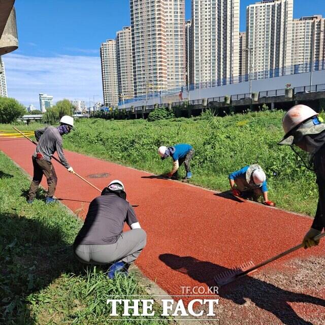 전남광주시 남구가 가을철 자전거 이용객 증가에 대비해 지역 자전거 도로를 정비하고 있다. /전남광주시 남구