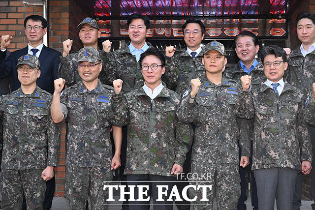 김포 공군부대 방문해 군 장병 격려한 김민석 더불어민주당 대표(앞줄 가운데). /김포=국회사진기자단