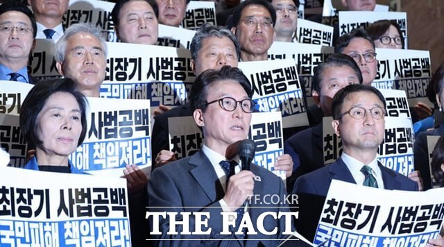 추석 연휴 임박으로 '조희대 대법원장 규탄대회'에 참석한 민주당 의원들의 숫자가 많지 않았던 가운데, 그 빈자리를 민주당 당직자들과 보좌진들이 채웠다. 사진은 김민석 민주당 대표가 지난 22일 여의도 국회에서 조희대 대법원장의 대법관 재제청 거부 관련 규탄대회에서 발언하고 있는 모습. /뉴시스