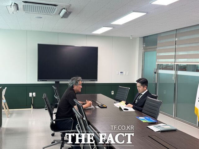 22일 정명규 충남도립대 총장이 충남반도체마이스터고등학교를 찾아 학교 관계자와 협력 방안을 논의하고 있다. /충남도립대