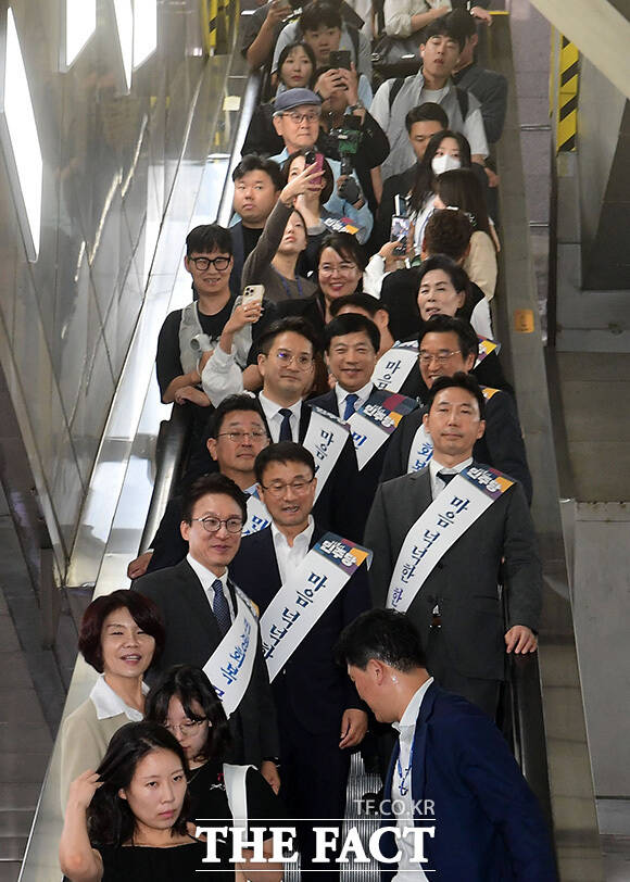 용산역 찾아 추석 귀성객들에게 인사하는 더불어민주당 김민석 대표(왼쪽)와 한병도 원내대표 및 지도부들.
