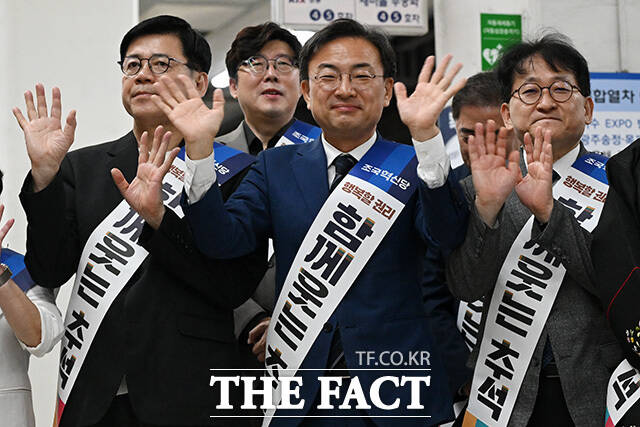 조국혁신당 김준형 원내대표와 신장식 대표, 차규근 의원(앞줄 왼쪽부터) 등 의원들이 추석 연휴를 하루 앞둔 23일 오전 용산구 용산역에서 귀성객들에게 인사를 하고 있다. /남용희 기자