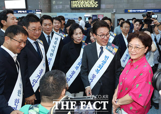 용산역 찾아 추석 귀성객들에게 인사하는 더불어민주당 김민석 대표(왼쪽)와 한병도 원내대표 및 지도부들.