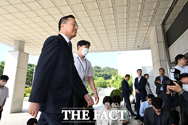 이정현 검찰총장 직무대행이 23일 오전 서울 서초구 대검찰청에 출근하며 취재진의 질문에 답변하고 있다. /서예원 기자