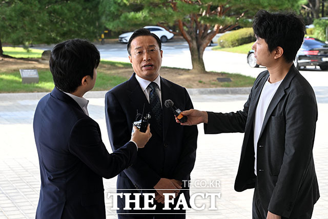 이정현 검찰총장 직무대행이 23일 오전 서울 서초구 대검찰청에 출근하며 취재진의 질문에 답변하고 있다. /서예원 기자
