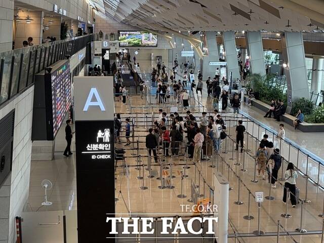이날 강서구 김포공항에는 고향을 찾는 대신 여행을 떠나는 가족 단위 시민들로 북적였다. /이예리 기자