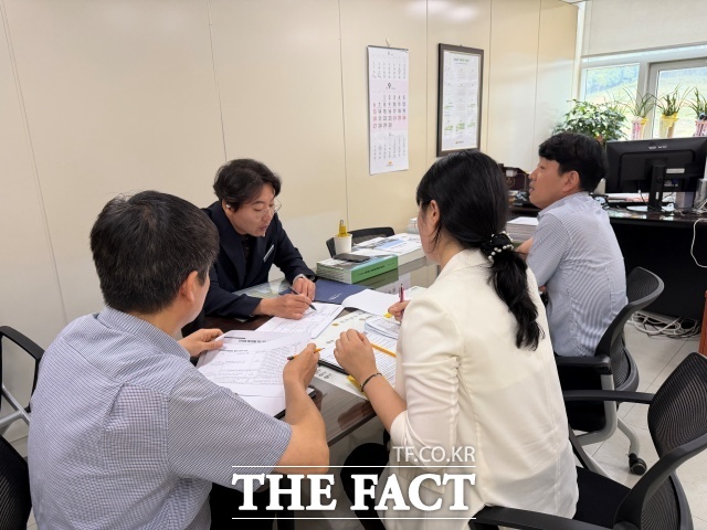 김장권 전남광주통합시 의원이 교육청 관계자들과 만나 관련 내용을 확인하고 있다. /전남광주통합시의회