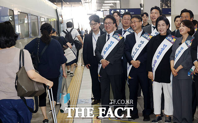 용산역 찾아 추석 귀성객들에게 인사하는 더불어민주당 김민석 대표(왼쪽)와 한병도 원내대표 및 지도부들.