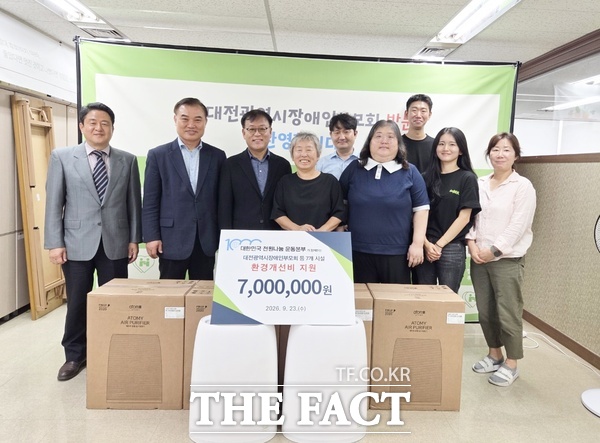 '대한민국 천원나눔 운동본부'가 23일 대전시장애인부모회, 송강지역아동센터 등에 환경개선비로 854만 원을 기부했다. 사진 왼쪽부터, 곽해진 천원나눔운동본부 사무총장, 정기현 부이사장, 한주동 이사장, 이옥주 대전시장애인부모회 회장, 박영기 사무처장, 김남은 대전발달장애인긴급돌봄센터장. /천원나눔운동본부