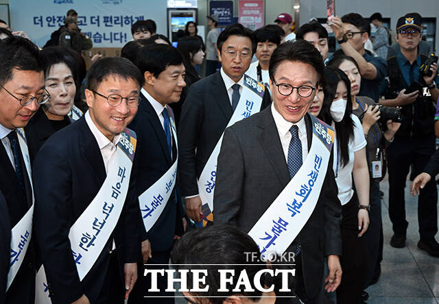 소수 정당은 부족한 자원을 당원들의 참여로 메우기도 한다. 사진은 김민석 더불어민주당 대표가 23일 용산역 대합실에서 추석을 앞두고 명절인사를 하고 있는 모습. /더팩트 DB