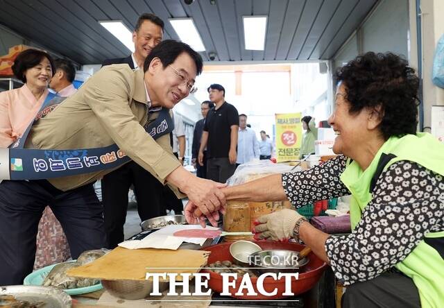 강진원 강진군수가 전통시장에서 상인들과 악수를 나누고 있다. /강진군