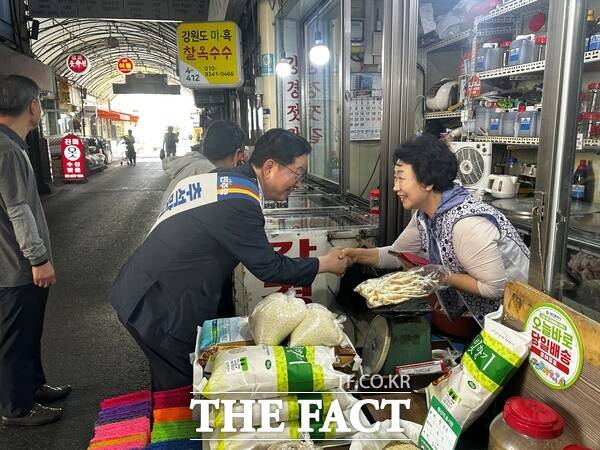 장종태 더불어민주당 대전시당 위원장이 관내 전통시장을 방문해 전통시장 장보기 행사를 하며 상인들과 인사를 나누고 있다. /더불어민주당 대전시당