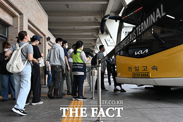 귀성객들이 양 손에 포장된 선물 꾸러미를 들고 발걸음을 옮기고 있다.