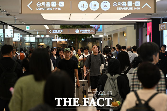 귀성객들이 양 손에 포장된 선물 꾸러미를 들고 발걸음을 옮기고 있다.