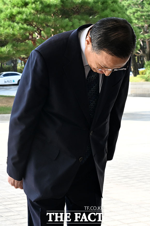 이정현 검찰총장 직무대행이 23일 오전 서울 서초구 대검찰청에 출근하고 있다. /서예원 기자