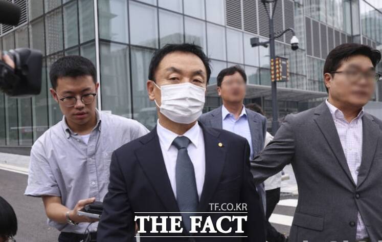 도이치모터스 그룹이 발주하는 공사 이익을 독점하기 위해 차명 업체를 설립하고 260억 원대 허위세금계산서를 주고받은 혐의를 받는 권오수 전 도이치모터스 회장 부부가 재판에 넘겨졌다. /뉴시스