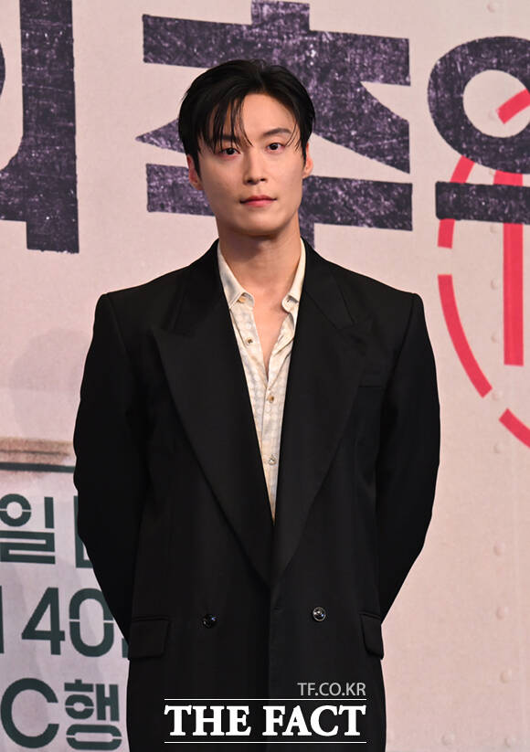 배우 허남준이 11일 서울 구로구 더 링크 서울 호텔에서 열린 JTBC 새 토일드라마 '백번의 추억' 제작발표회에 참석해 포즈를 취하고 있다. /이새롬 기자