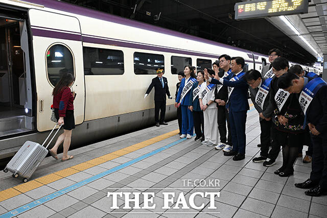 귀성객들에게 인사하는 조국혁신당 신장식 대표와 김준형 원내대표 등 의원들.