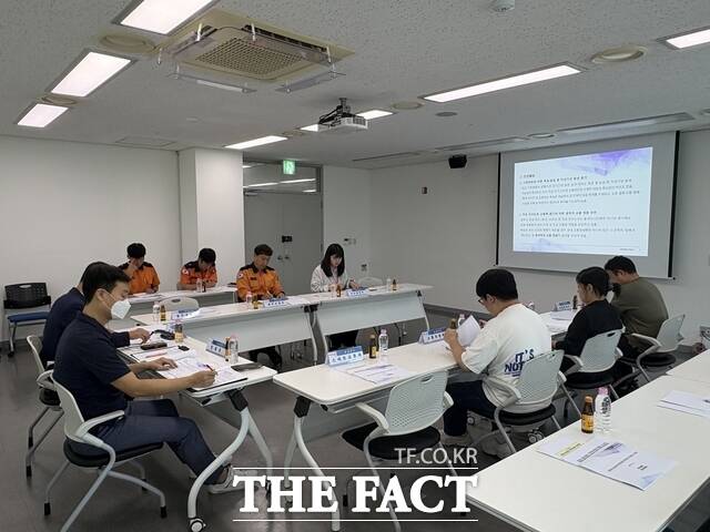 광주시 관계자와 유관기관 관계자들이 광주시청 소회의실에서 '2026년 재난 대응 안전한국훈련' 1차 자문·기획회의를 열고 훈련 계획을 논의하고 있다. /광주시