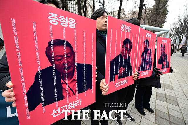 서울중앙지법이 윤석열 전 대통령의 내란 우두머리 혐의 사건 1심 판결문 실명 공개를 거부한 처분이 위법하다는 법원 판단에 항소할지 주목된다. 참여연대·민주사회를 위한 변호사모임이 지난 1월 서울 서초구 서울중앙지방법원 앞에서 '윤석열 중형 촉구 서명 및 의견서 제출' 기자회견을 하고 있다./남윤호 기자