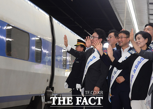 용산역 찾아 추석 귀성객들에게 인사하는 더불어민주당 김민석 대표(왼쪽)와 한병도 원내대표 및 지도부들.